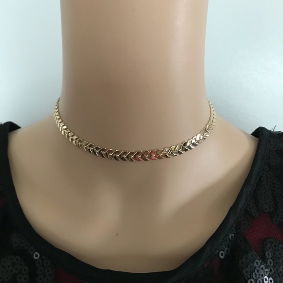 Jewelry - Arrow Shaped Chain Choker In Gold Color